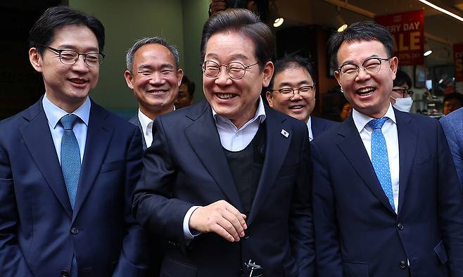 영남 신라벨트 골목골목 경청투어에 나선 더불어민주당 이재명 대선 후보가 10일 경남 진주시 대안동 차없는 거리를 찾아 연설을 하고 있다. 연합뉴스