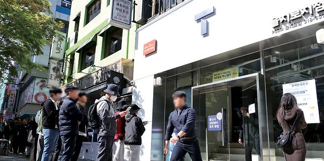 해킹 공격에 의해 유심 정보가 탈취된 SK텔레콤이 가입자들에게 유심 무상 교체를 시작한 4월28일 서울 중구 SKT PS&M 한 지점에 SKT 가입자들이 유심 교체를 위해 줄지어 서 있다. ⓒ시사저널 박정훈