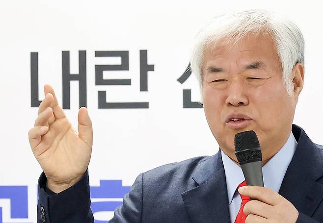 전광훈 사랑제일교회 목사가 5일 오전 서울 영등포구 자유통일당 중앙당사에서 열린 서울서부지방법원 난동 사태 관련 기자회견에서 발언하고 있다. ⓒ연합뉴스