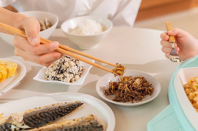 자녀 비만은 가족이 함께 건강한 생활습관으로 바꾸고 노력해야 한다. 가족이 함께 식사를 같이 하는 것이 그렇지 않은 가정보다 아이 비만 확률이 낮다는 연구도 있다 사진제공|365mc