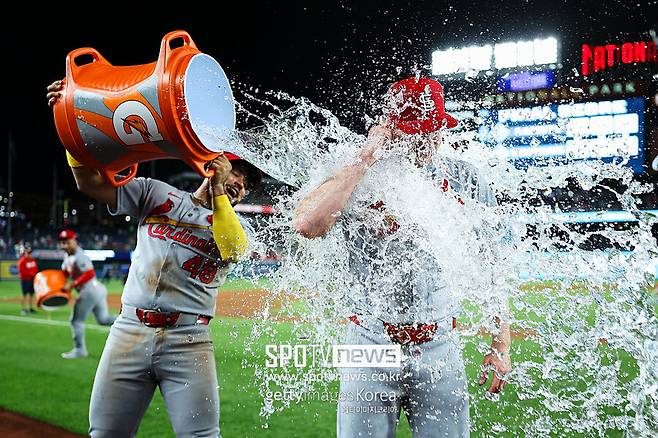 ▲ 동료들에게 완봉승 축하를 받는 에릭 페디.