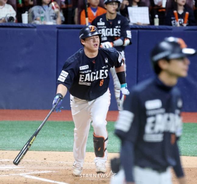 한화 4번타자 노시환이 10일 고척스카이돔에서 열린 2025 KBO리그 키움히어로즈와 한화이글스 경기 4회초 2사 1,2루에서 1타점 안타로 출루하고 있다. /사진=강영조 선임기자