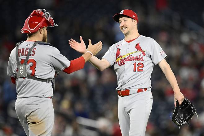 세인트루이스 투수 페디(오른쪽)는 10일(한국시간) 내셔널스파크에서 열린 '2025 메이저리그' 워싱턴전에서 선발 등판했다. 이날 9이닝 무실점으로 생애 첫 완봉승을 챙겨 팀 6연승에 혁혁한 공을 세웠다. 연합뉴스 AP