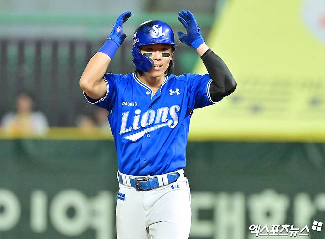 삼성 라이온즈 김성윤이 경기에서 안타를 친 뒤 세리머니하고 있다. 엑스포츠뉴스 DB