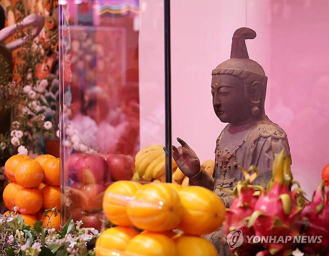 일본으로 떠나는 고려시대 불상 (서산=연합뉴스) 김소연 기자 = 10일 충남 서산시 부석사에서 금동관세음보살좌상 일본 반환을 위한 봉송법회가 열리고 있다. 사진은 금동관세음보살좌상의 모습. 2025.5.10 soyun@yna.co.kr