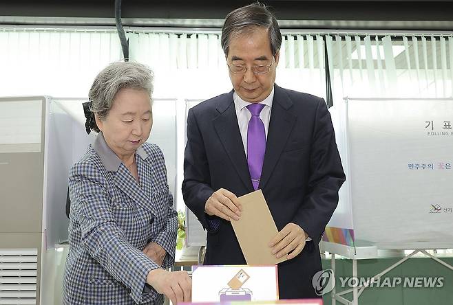 22대 총선 사전투표 첫날, 투표하는 한덕수 총리 내외 (서울=연합뉴스) 황광모 기자 = 한덕수 국무총리와 부인 최아영 여사가 제22대 국회의원선거 사전투표일인 5일 오전 서울 종로구 삼청동 주민센터에 마련된 사전 투표소에서 투표하고 있다. 2024.4.5 hkmpooh@yna.co.kr