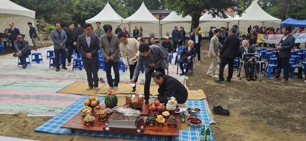 오현고등학교총동창회는 지난 10일 제주시 아라동 제주대학교 입구 인근에서 총동창회관 착공식을 개최한 가운데 고사를 지내고 있다.