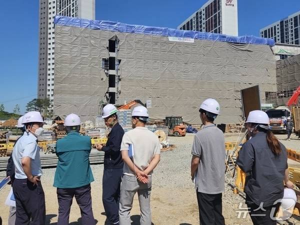 교육청 관계자들이 신설 학교의 건설 현장을 점검하고 있다.(평택교육청 제공)