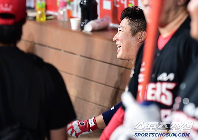 동료들의 웃음에 함께 웃고 있는 최형우.