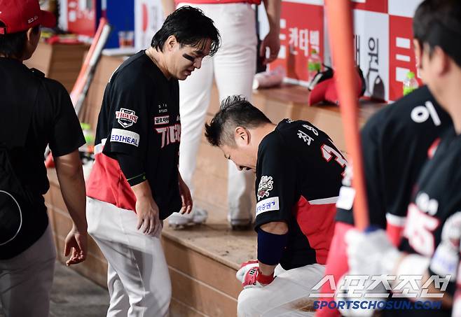 웃을 수도... 울 수도... 최형우가 허리를 고통스러워하자 걱정해 주는 동료들.