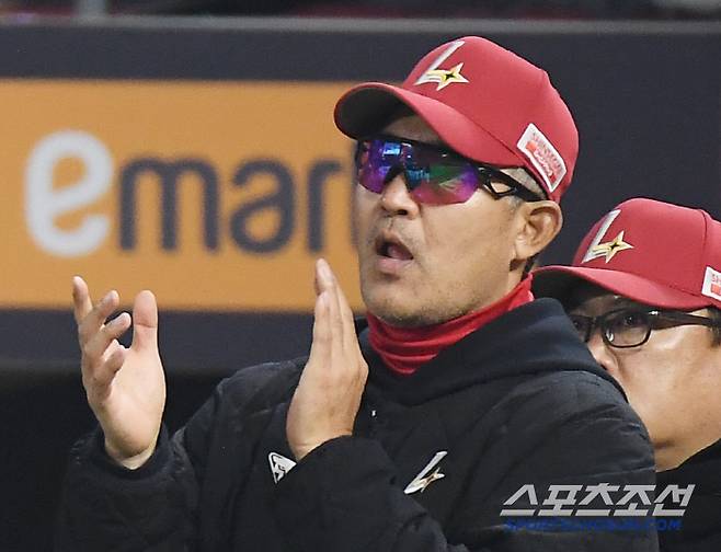 11일 인천 SSG랜더스필드에서 열린 KIA-SSG의 더블헤더 2차전. SSG가 1, 2차전을 모두 승리했다. 이숭용 감독이 선수들을 맞이하고 있다. 인천=정재근 기자 cjg@sportschosun.com/2025.5.11/