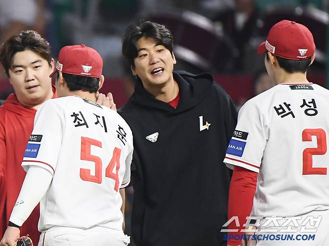 11일 인천 SSG랜더스필드에서 열린 KIA-SSG의 더블헤더 2차전. SSG가 1, 2차전을 모두 승리했다. 승리투수 김광현이 선수들과 하이파이브하고 있다. 인천=정재근 기자 cjg@sportschosun.com/2025.5.11/