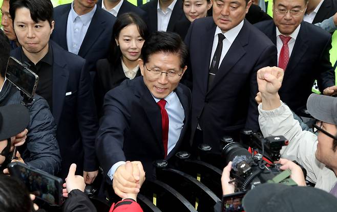 국민의힘 김문수 대선 후보가 10일 서울 여의도 국민의힘 중앙당사 앞 지지자들을 만나 인사하고 있다./김문수 후보 캠프