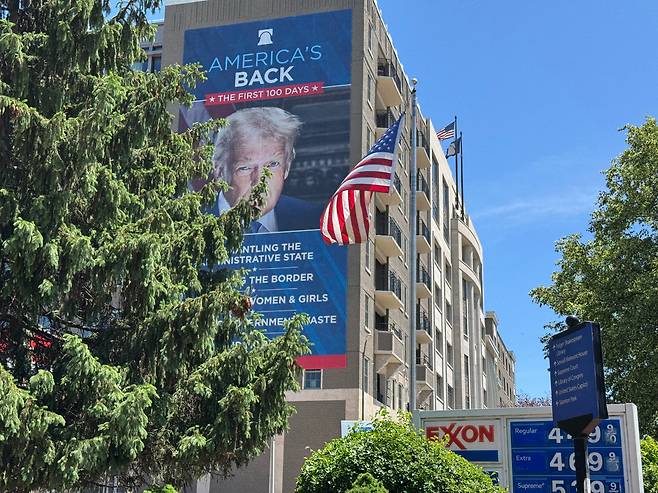 10일 미국 워싱턴 DC 헤리티지재단 건물 외벽에 도널드 트럼프 대통령 취임 100일에 관한 대형 현수막이 붙어 있다. /워싱턴=김은중 특파원