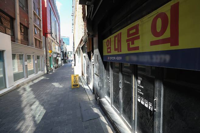 서울 명동 일대에 임대 현수막이 내걸린 모습. /뉴스1