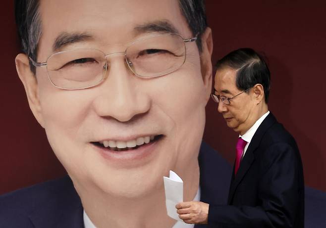 한덕수 전 국무총리가 11일 서울 여의도 대선 후보 캠프 사무실에서 기자회견을 하기 위해 발언대로 향하고 있다. 뉴시스