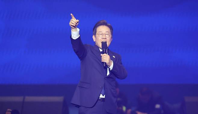 이재명 민주당 후보가 4월 27일 경기도 고양시 킨텍스에서 열린 ‘제21대 대통령선거 후보자 선출을 위한 수도권·강원·제주 경선 및 최종 후보자 선출 대회’에서 수락 연설을 하고 있다. 연합뉴스