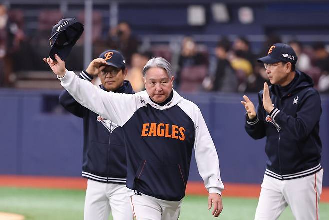한화 이글스 김경문 감독이 11일 서울 고척스카이돔에서 열린 2025 KBO리그 키움 히어로즈와 경기에서 승리한 뒤 관중을 향해 인사하고 있다. 연합뉴스