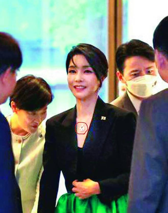 윤석열 전 대통령 부인 김건희 여사가 지난 2022년 6월29일(현지시각) 스페인 마드리드 만다린 오리엔탈 리츠호텔에서 열린 동포 만찬간담회에 입장하고 있다. 대통령실 제공