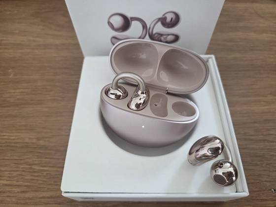 화웨이의 오픈형 무선 이어폰 ‘화웨이 프리클립(FreeClip). IP54 등급 방수 기능이 탑재됐다. 색상은 블랙, 베이지, 로즈골드, 퍼플이 있다. 사진의 제품은 로즈골드 색상이다. 박해리 기자