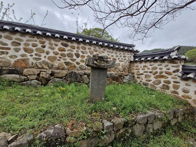 ▲ 옛터에 세워진 '학포당유지추모비'