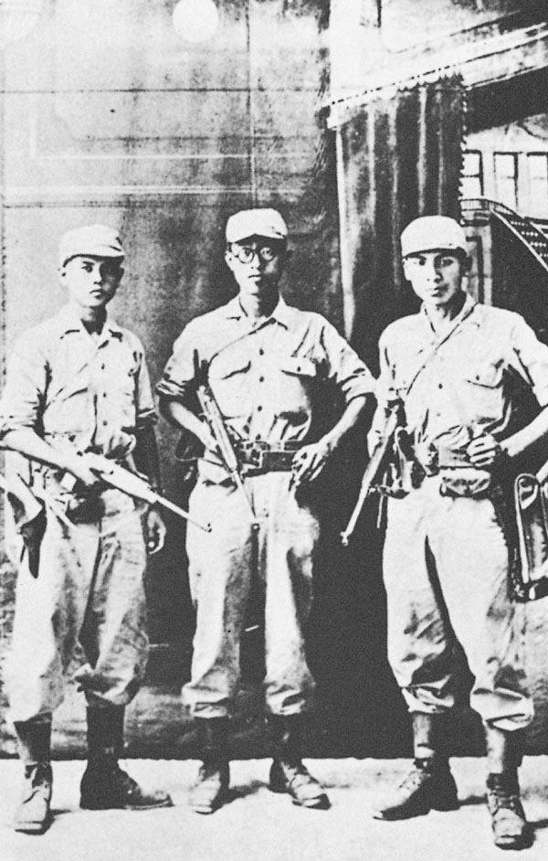 일제강점기 학병 세대를 대표하는 인물로, 독립지사로서도 위상이 우뚝한 김준엽(가운데) 장준하(오른쪽) 선생. 1945년 8월 국내 진공작전을 할 때 촬영한 사진이다. 나남출판 제공