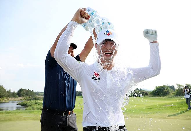 11일 제주도 서귀포시 표선면 사이프러스 골프&리조트 북서코스에서 끝난 KPGA투어 KPGA클래식에서 우승한 배용준이 디펜딩 챔피언 김찬우(뒤쪽)로부터 축하 물 세례를 받고 있다. KPGA