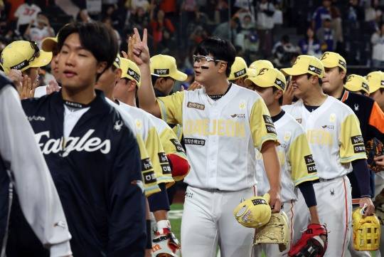 승리 후 기쁨을 나누고 있는 한화 선수들