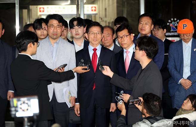 국민의힘으로부터 대통령선거 후보 자격이 취소된 김문수 후보가 10일 오후 서울 양천구 남부지방법원에서 후보 선출취소 효력정지 가처분 심문기일에 출석을 마치고 입장발표를 하고 있다.2025.05.10./사진=뉴시스