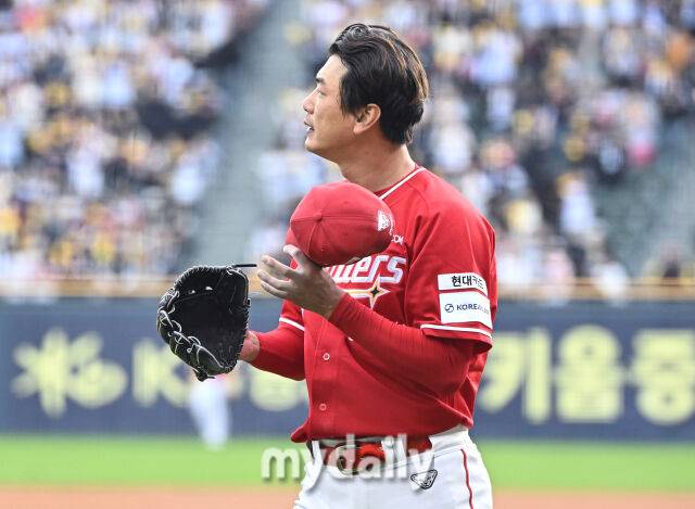 3일 오후 서울 잠실야구장에서 진행된 '2025 프로야구 KBO리그' LG트윈스와 SSG랜더스의 경기. SSG 김광현이 3회말 4실점한 뒤 아쉬워 하고 있다./마이데일리