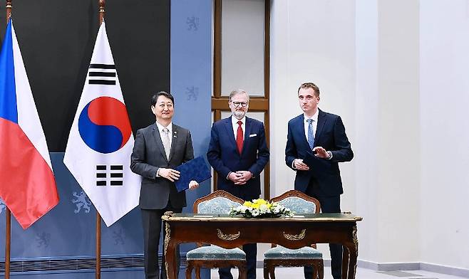 안덕근 산업통상자원부 장관이 7일 프라하 체코 총리실에서 페트르 피알라 체코 총리를 비롯한 한국과 체코 정부 대표단이 참석한 가운데 열린 한·체코 원전산업 협력 약정(Arrangement) 체결식에서 약정서에 서명한 뒤 기념 촬영하고 있다. 산업통상자원부 제공