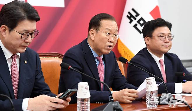 국민의힘 권영세 비상대책위원장이 10일 오전 국회에서 대선후보 재선출 관련 기자회견을 갖고 있다. 황진환 기자