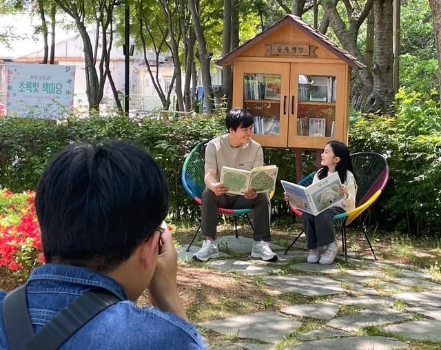 울산 울주옹기종기도서관이 5~6월 운영 중인 야외도서관 ‘초록빛 책마당’에서 책을 읽고 있다. 울주군