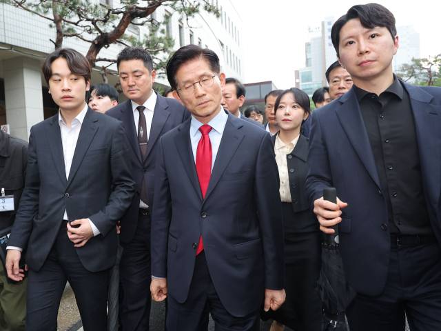 ▲국민의힘 김문수 대선 후보가 10일 서울 양천구 서울남부지방법원에서 열린 당의 후보 선출 취소 가처분신청 사건 심문 기일에 출석한 뒤 법정을 나서고 있다. ⓒ연합뉴스