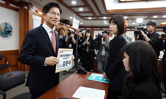국민의힘 김문수 대선 후보가 11일 경기도 과천 중앙선거관리위원회에서 제21대 대통령선거 후보 등록을 하고 있다. 공동취재사진