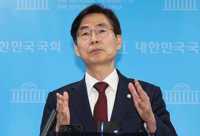 조경태 국민의힘 의원이 10일 오후 서울 여의도 국회 소통관에서 '국민의힘 대선후보 불법교체 즉각 철회 촉구' 기자회견을 마치고 취재진의 질문에 답변하고 있다. 뉴시스