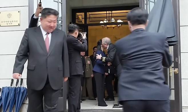 김정은 북한 국무위원장이 러시아의 제2차 세계대전 승리 기념일(전승절) 80주년을 맞아 9일 평양 주재 러시아 대사관을 방문해 축하 연설을 했다고 조선중앙TV가 지난 9일 보도했다. 사진은 북한 주재 러시아대사 알렉산드르 마체고라가 김 위원장의 대사관 환송시 포옹하는 모습과 주애의 볼에 가볍게 입맞춤하는 모습. 조선중앙TV 화면 캡처