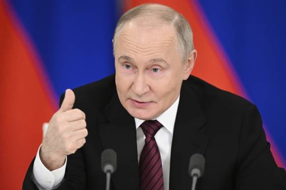 블라디미르 푸틴 러시아 대통령이 제2차 세계대전 승리 80주년 기념일(5월9일·전승절) 행사를 마친 직후인 11일(현지시간) 크렘린궁에서 기자회견하고 있다. 2025.5.11 모스크바 AP 연합뉴스