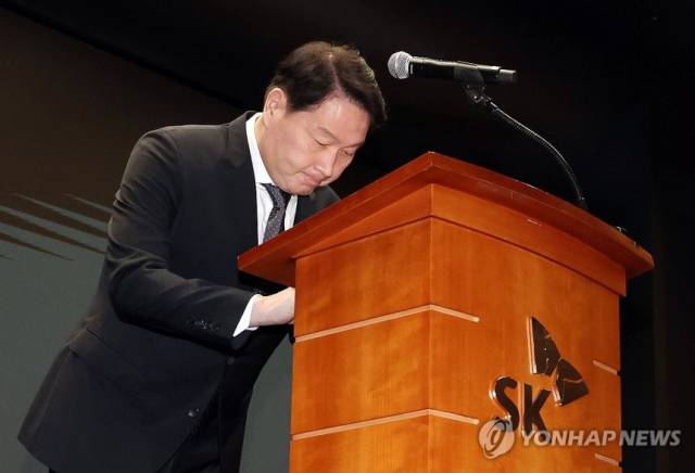 최태원 SK그룹 회장이 7일 서울 중구 SK텔레콤 T타워에서 열린 유심 정보 유출 관련 일일 브리핑에 참석, 정보 유출과 관련해 고개 숙여 대국민 사과를 하고 있다. 연합뉴스