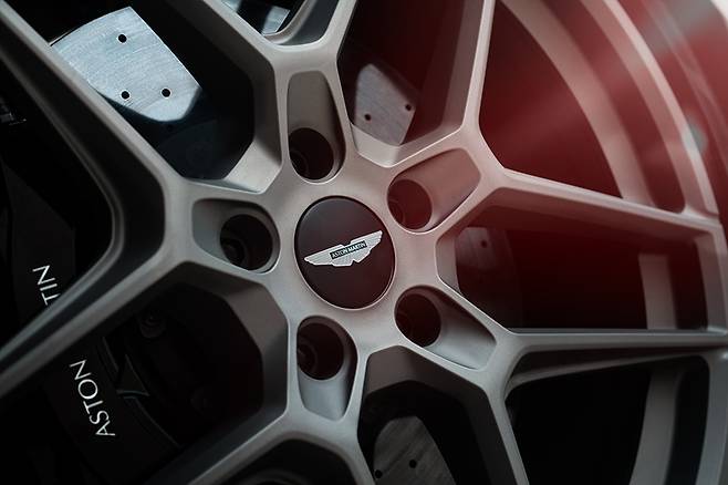 애스턴마틴 DBX S 공개