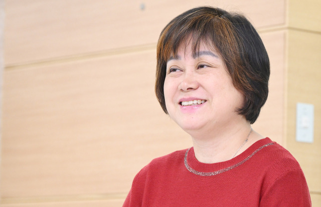 홍우정 서울시가족센터장이 서울경제신문과의 인터뷰에서 아빠와 자녀가 함께 참여하는 ‘아자 프로젝트’를 소개하며 환하게 웃고 있다. 오승현 기자