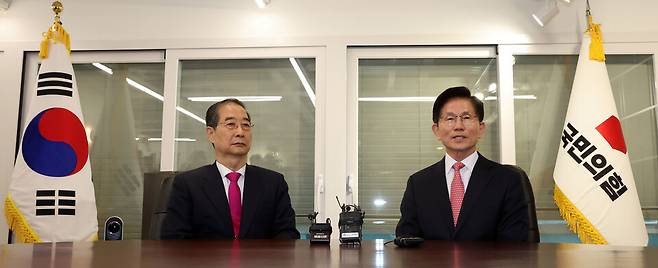 국민의힘 김문수 대선 후보와 한덕수 전 국무총리가 11일 서울 여의도 국민의힘 대선후보 사무실에서 회동하고 있다. ⓒ 연합뉴스