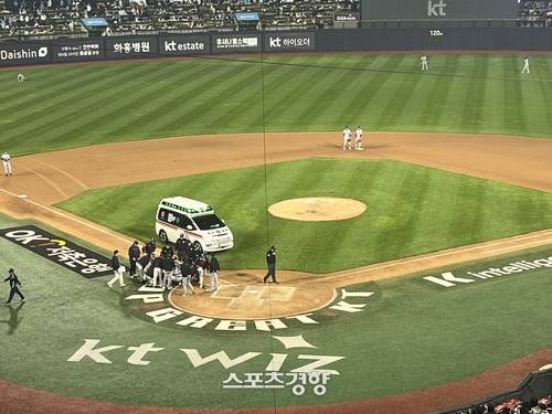 11일 수원구장에서 열린 KT와의 더블헤더 2차전에서 공에 머리를 맞고 쓰러진 롯데 손성빈을 롯데 트레이너 등 코칭스태프가 살피고 있다. 수원 | 김하진 기자