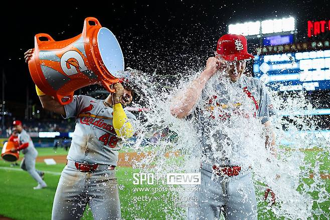 ▲ 완봉승을 거두고 축하받는 에릭 페디.