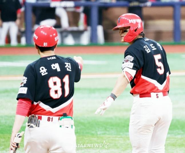 KIA 타이거즈 김도영(오른쪽). /사진=김진경 대기자