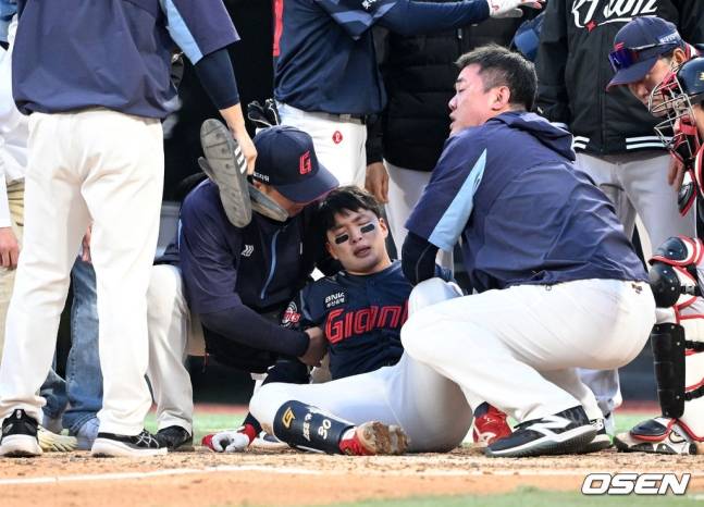 롯데 이호준(가운데)이 11일 수원 KT전 더블헤더 2차전에서 4회초 2사 1, 2루에서 오원석에게 헤드샷을 맞고 쓰러졌다.