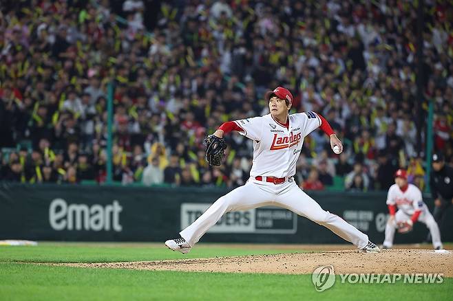 역투하는 김광현 (인천=연합뉴스) 임순석 기자 = 11일 인천 SSG랜더스필드에서 열린 프로야구 2025 신한 SOL 뱅크 KBO리그 KIA 타이거즈와 SSG 랜더스의 더블헤더 2차전. 7회 초 SSG 선발 김광현이 역투하고 있다. 2025.5.11 soonseok02@yna.co.kr