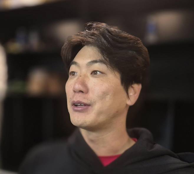 인터뷰하는 김광현 (인천=연합뉴스) 김경윤 기자 = SSG 랜더스 김광현이 11일 인천SSG랜더스필드에서 열린 2025 프로야구 KIA 타이거즈와 더블헤더 2차전 홈 경기에서 승리한 뒤 인터뷰하고 있다. 2025.5.11. cycle@ync.co.kr