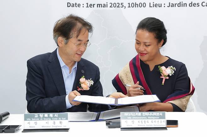 ▲ 이동환 고양시장이 마다가스카르 안타나나리보시 하릴랄라 라마난초아 시장과 농업정보 교류와 상호 발전을 위해 업무협약을 체결하고 있다. /사진 제공=고양시