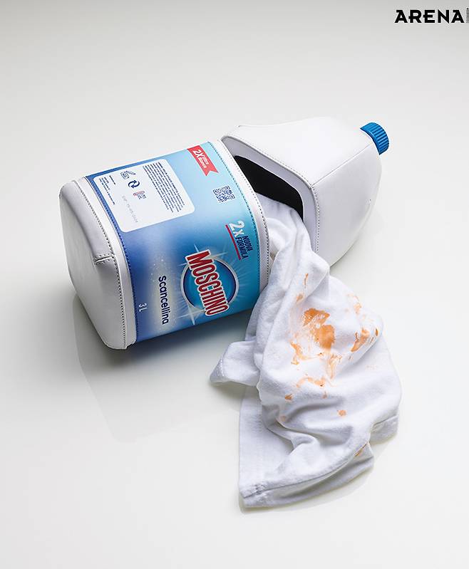 표백제 모티브 스칸셀리나 블리치 백 320만원 모스키노 제품.